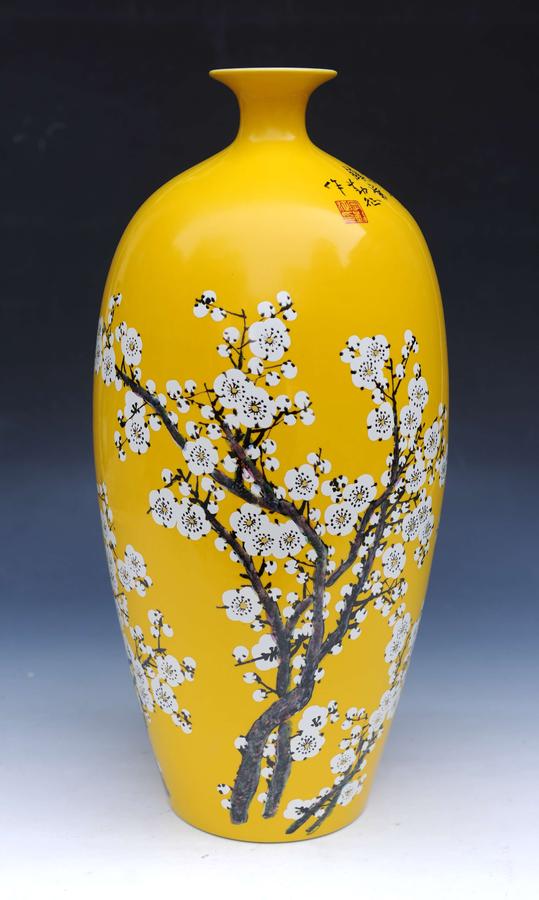 高温皇家黄颜色釉梅花《盛世梅花清香四溢》瓷瓶.jpg